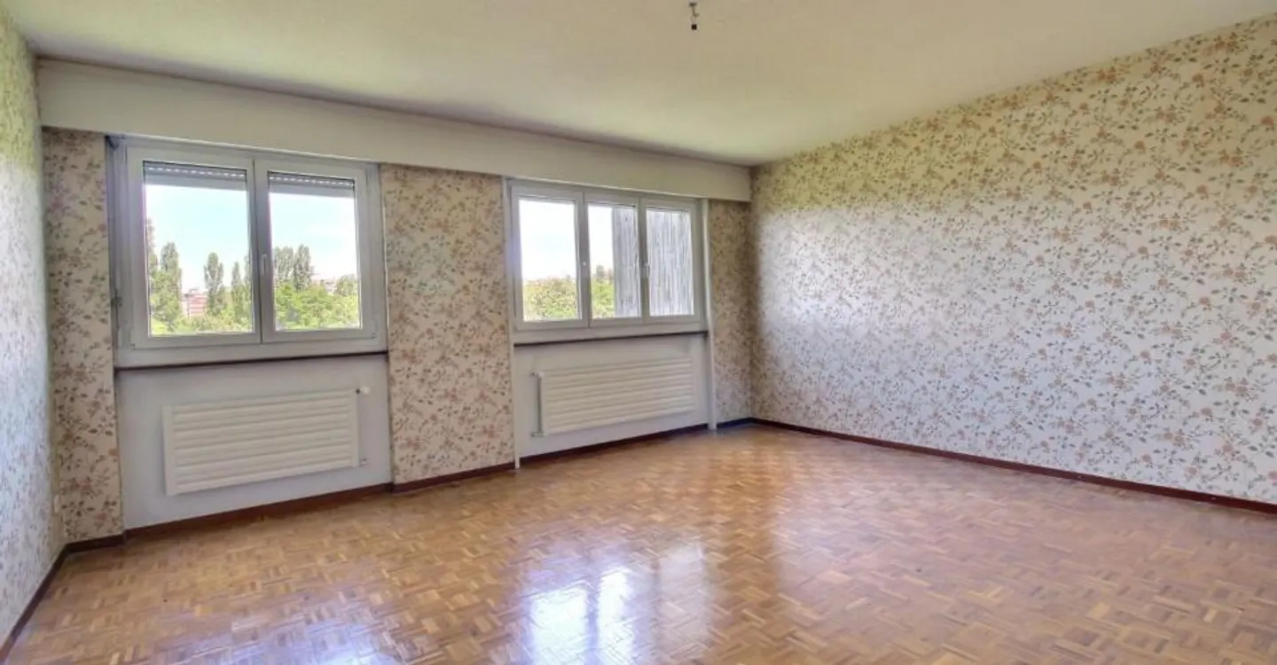Spacieux appartement familial avec beau potentiel - Photo 2 sur 12