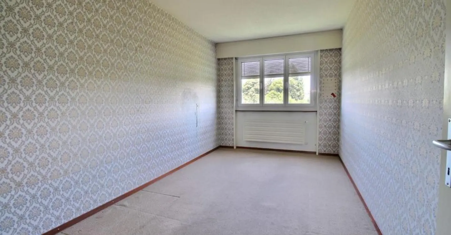 Spacieux appartement familial avec beau potentiel - Photo 3 sur 12