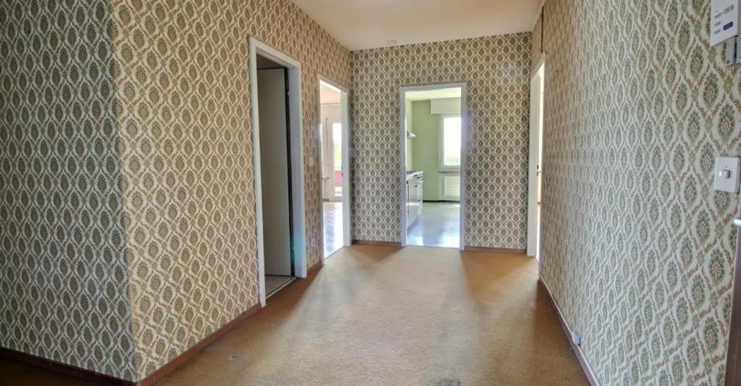 Spacieux appartement familial avec beau potentiel - Photo 4 sur 12
