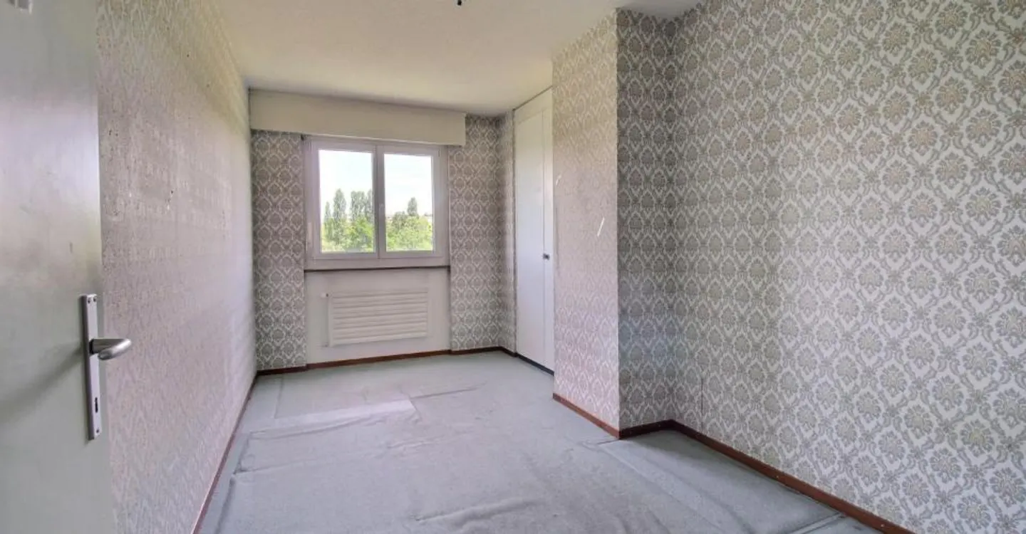Spacieux appartement familial avec beau potentiel - Photo 5 sur 12