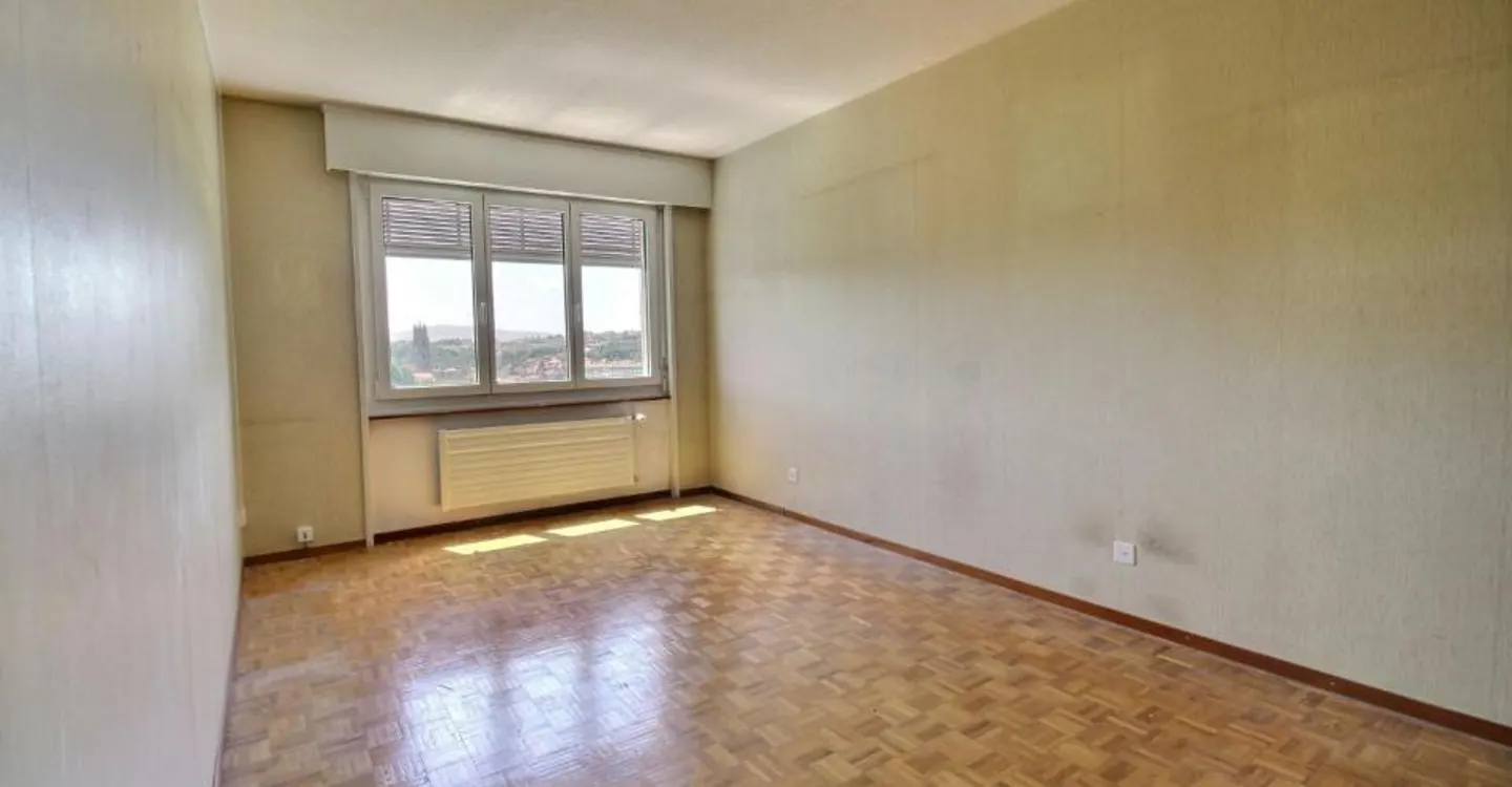 Spacieux appartement familial avec beau potentiel - Photo 6 sur 12