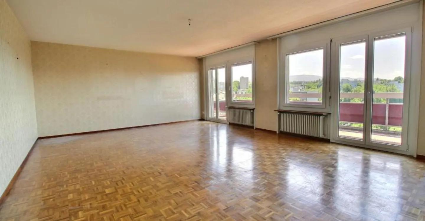 Spacieux appartement familial avec beau potentiel - Photo 7 sur 12