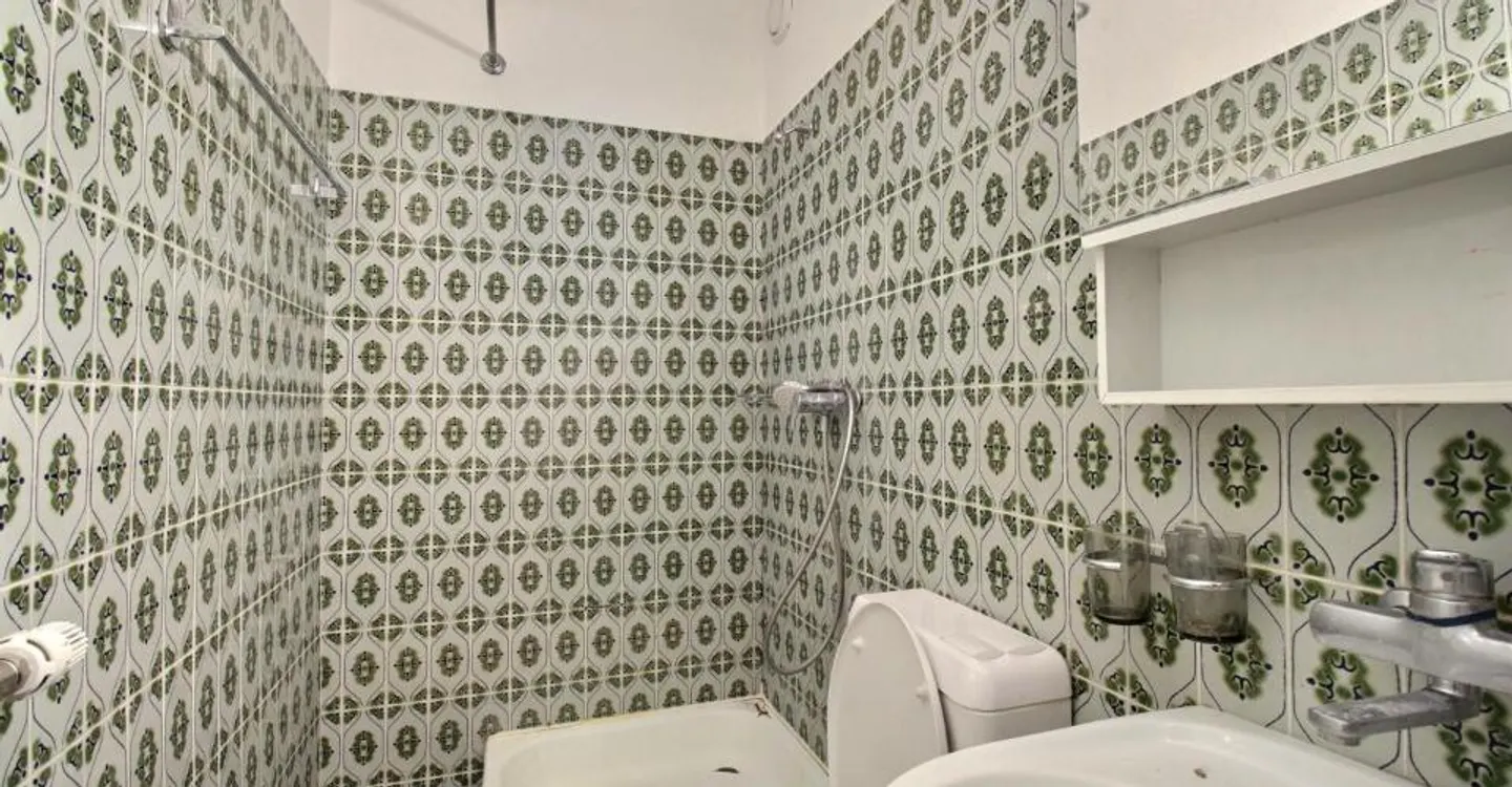 Spacieux appartement familial avec beau potentiel - Photo 10 sur 12
