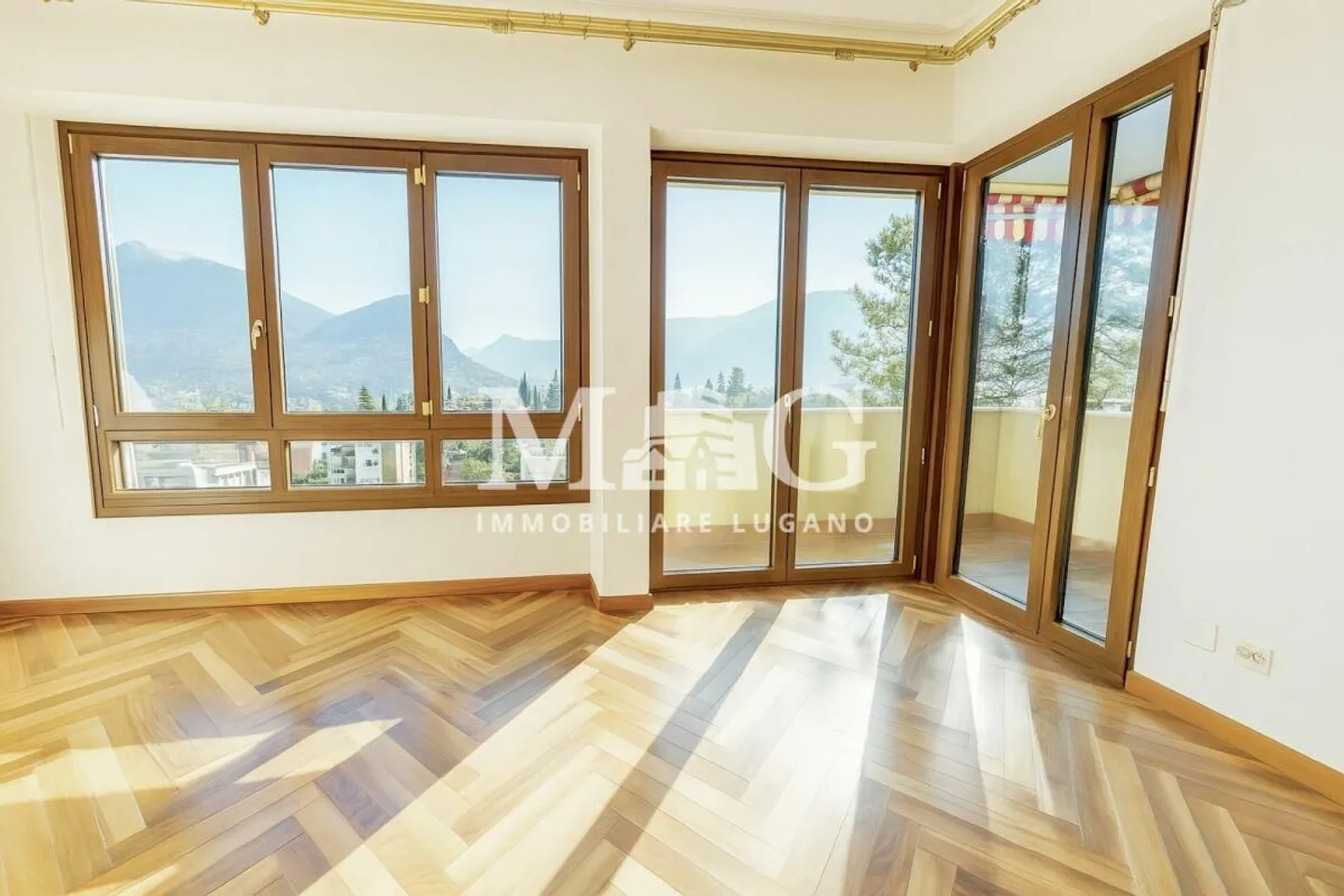 Appartement 4.5 pièces à vendre au centre de Lugano - lumineux, avec balcon et vue dégagée, piscine et place de parking - Photo 3 sur 12