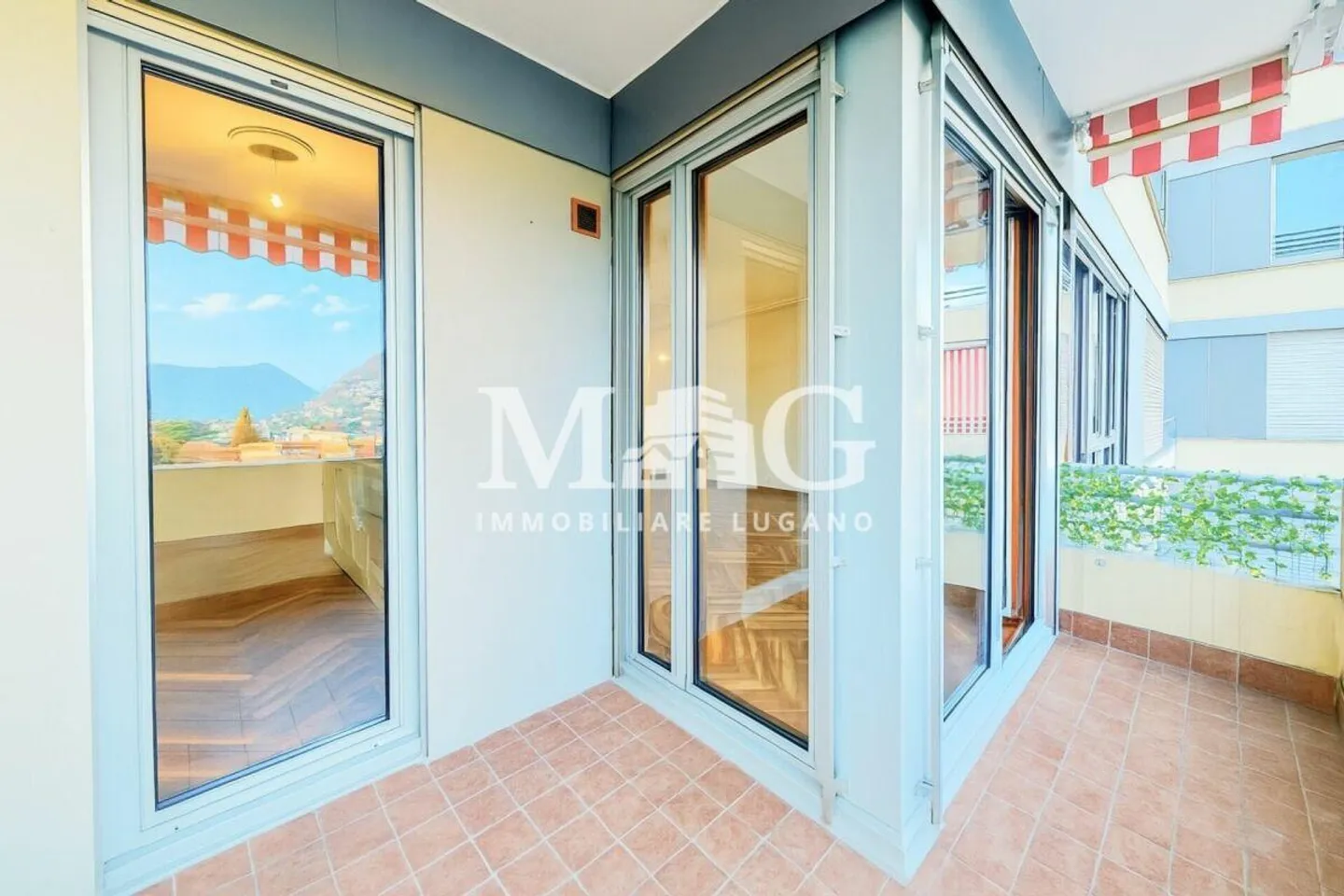 Appartement 4.5 pièces à vendre au centre de Lugano - lumineux, avec balcon et vue dégagée, piscine et place de parking - Photo 5 sur 12