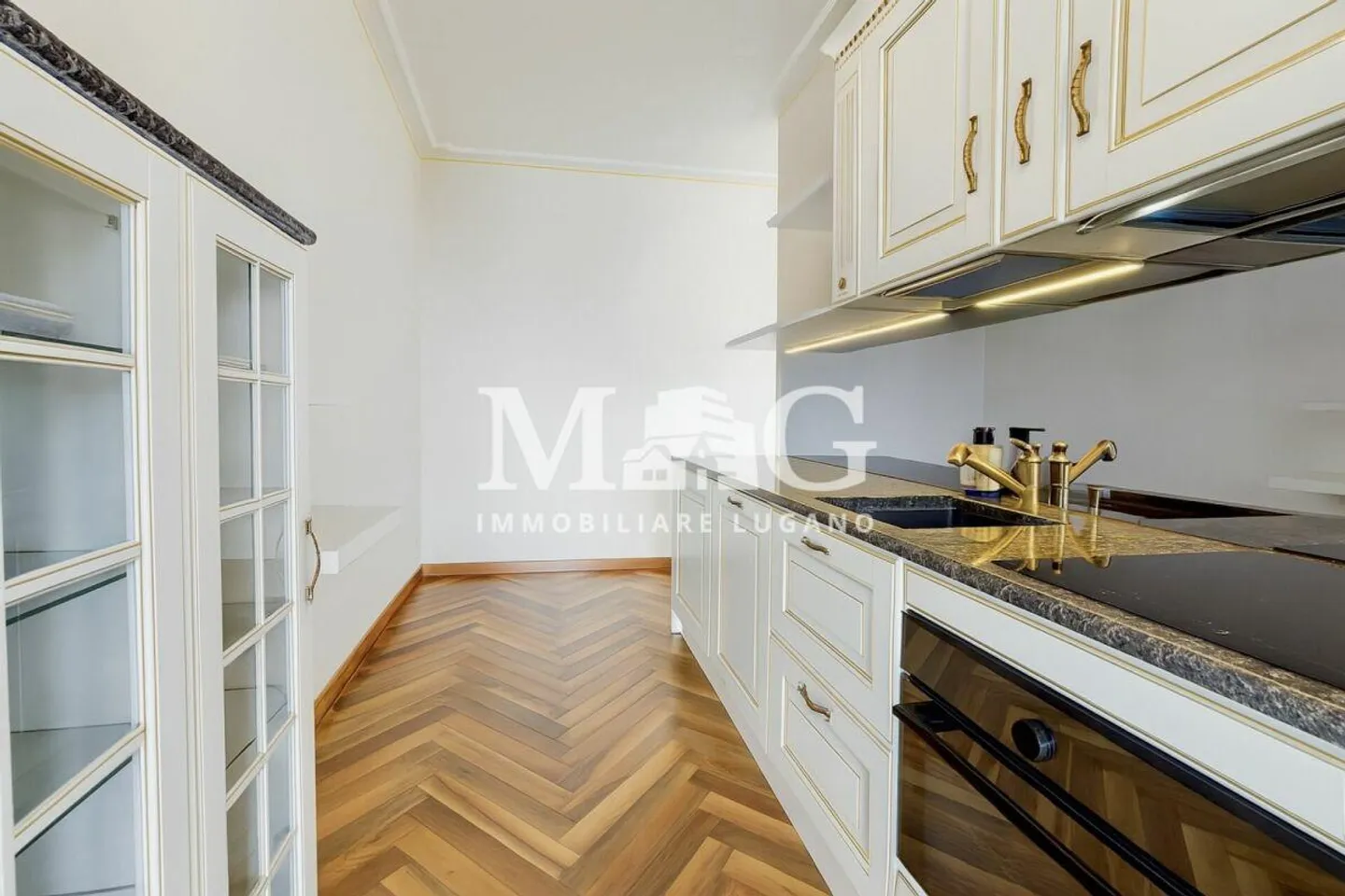 Appartement 4.5 pièces à vendre au centre de Lugano - lumineux, avec balcon et vue dégagée, piscine et place de parking - Photo 10 sur 12