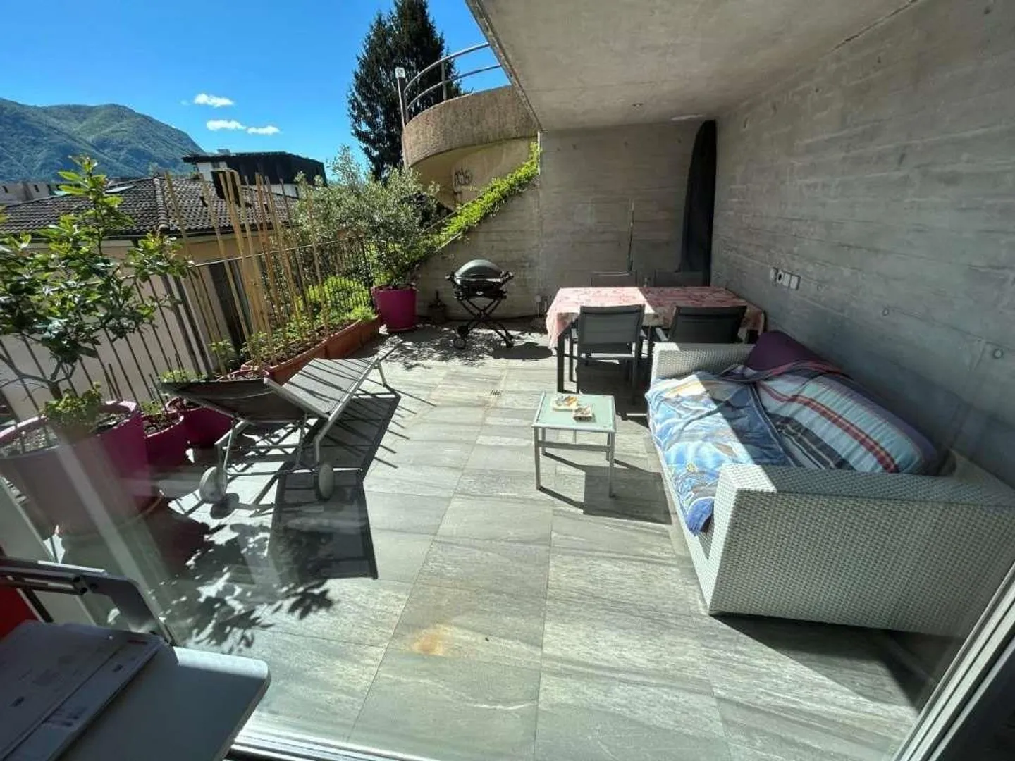 LUGANO: MODERN 4.5 ROOM APARTMENT WITH LARGE TERRACE - Photo 1 of 12