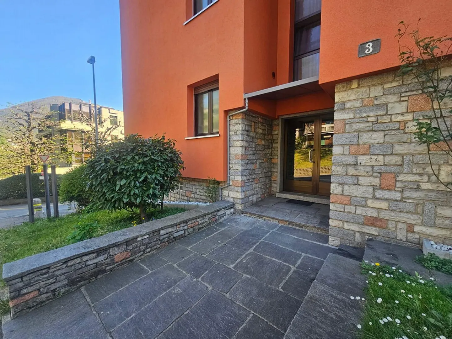 Modern 3.5 Room Ground Floor Apartment in a Serviced Area in Lugano - Photo 9 of 9