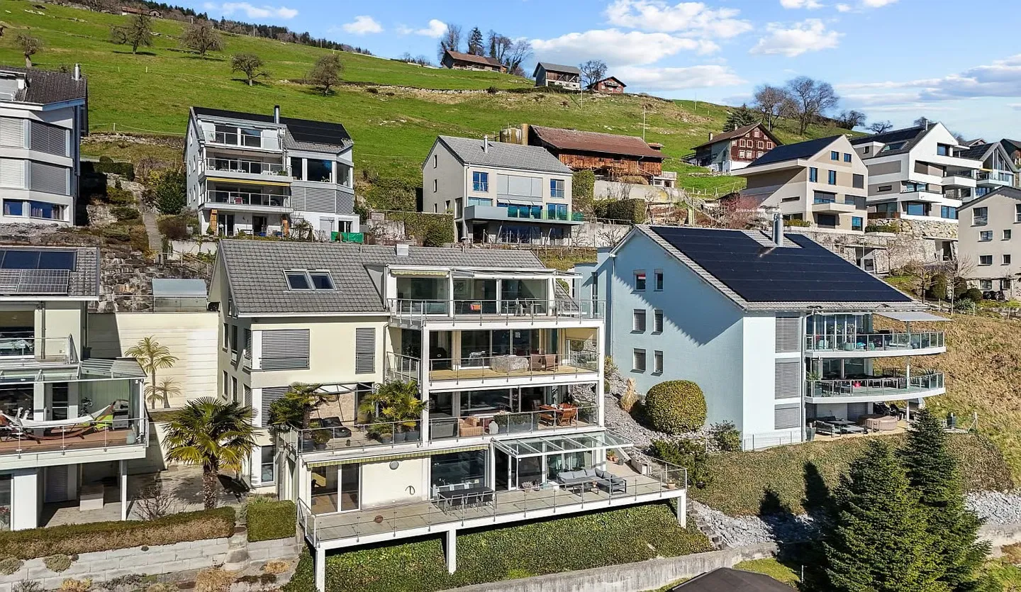 DREAMLIKE VIEW SEEKS NEW ENJOYERS - STYLISH LIVING ABOVE THE LAKE ***** - Photo 2 of 16