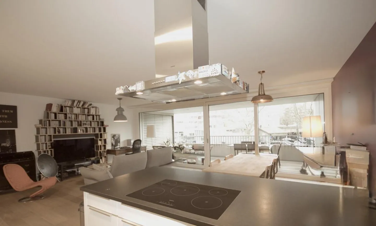 5,5-Zimmer THPE-Wohnung mit Balkon, Innenparkplatz und Zugang... - Foto 2 von 9