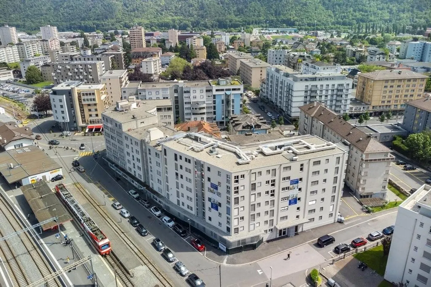 Are you looking for accommodation close to the CFF train station with parking? - Photo 1 of 12