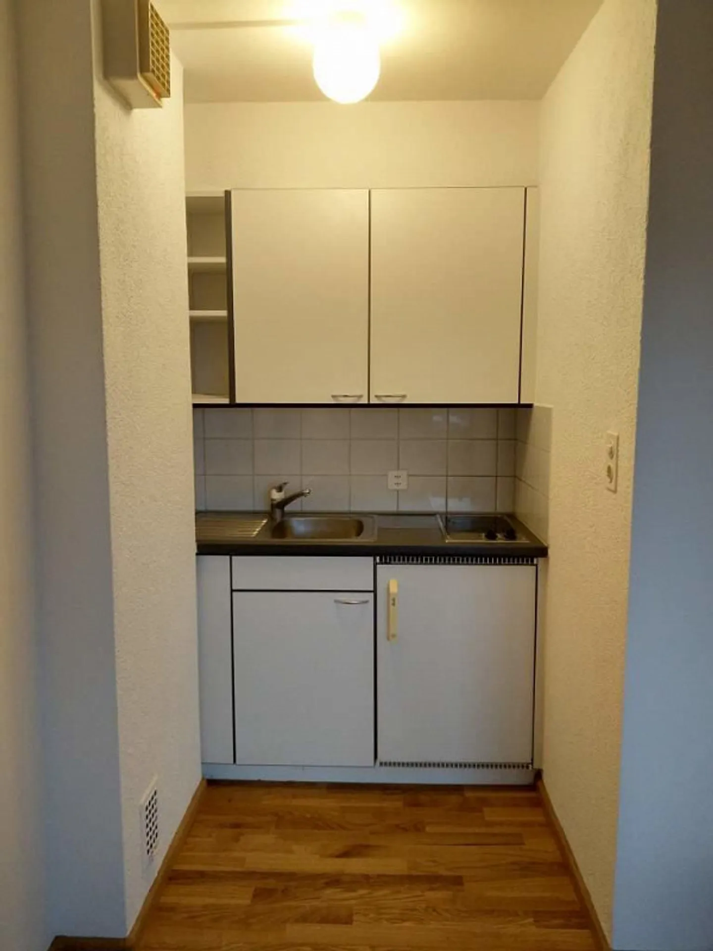 Luminoso appartamento di 1 stanza con balcone - Foto 2 di 5