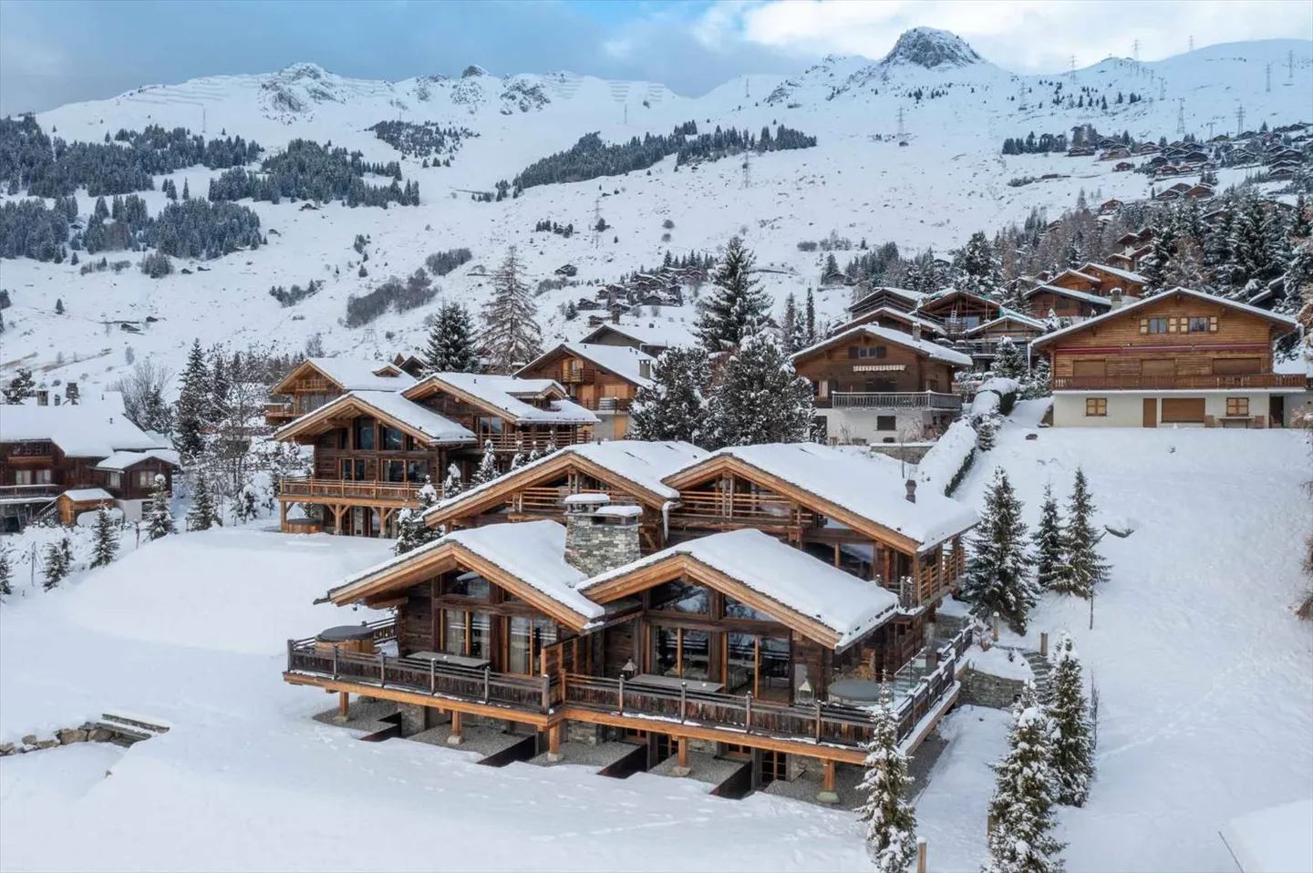SUPERBE CHALET - VUE PANORAMIQUE - 5 CHAMBRES - Photo 2 sur 12