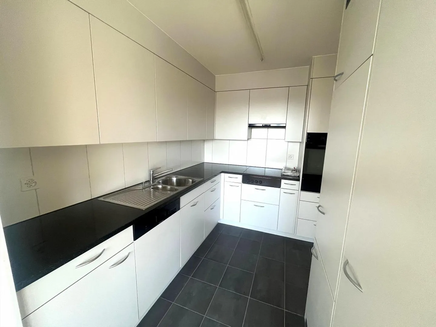 Appartement spacieux avec beau balcon sud - Photo 8 sur 12