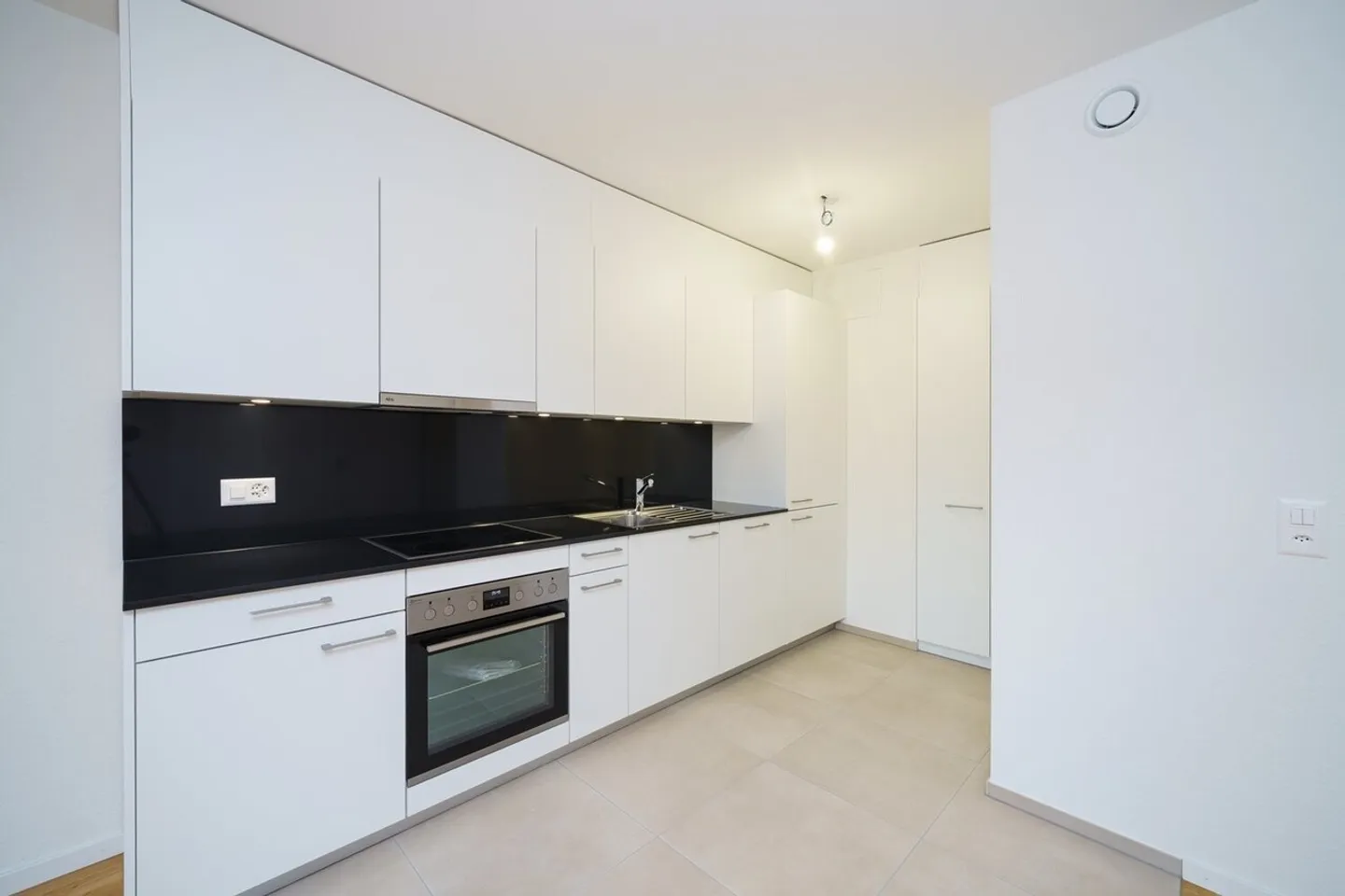 Renovated 2-room apartment on the 2nd floor in the popular Gundeli - Photo 5 of 8