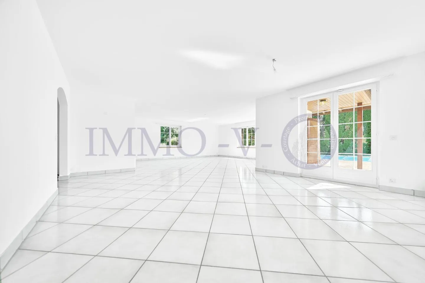 Luxury Villa with Pool and Garden - Photo 3 of 13