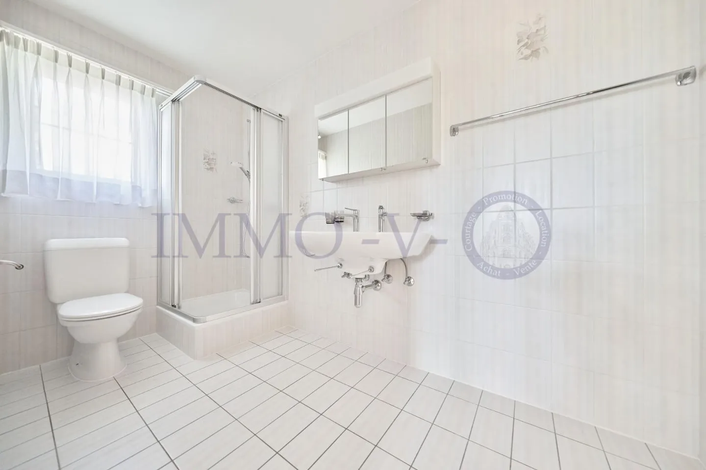 Luxury Villa with Pool and Garden - Photo 12 of 13