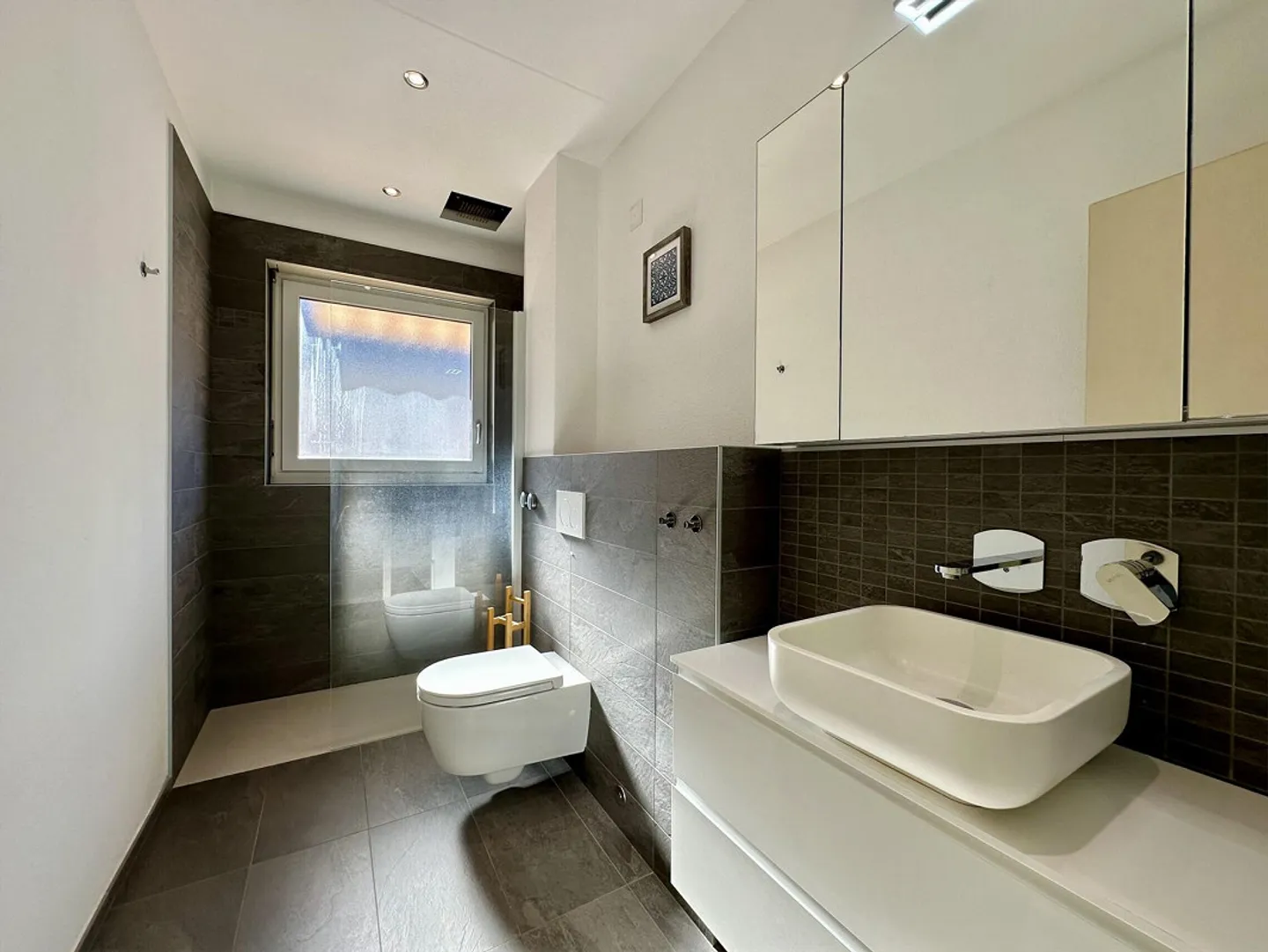 APPARTAMENTO LUMINOSO E SPAZIOSO DI 3,5 LOCALI CON GARAGE A SANT'ANTONINO - Foto 7 di 9