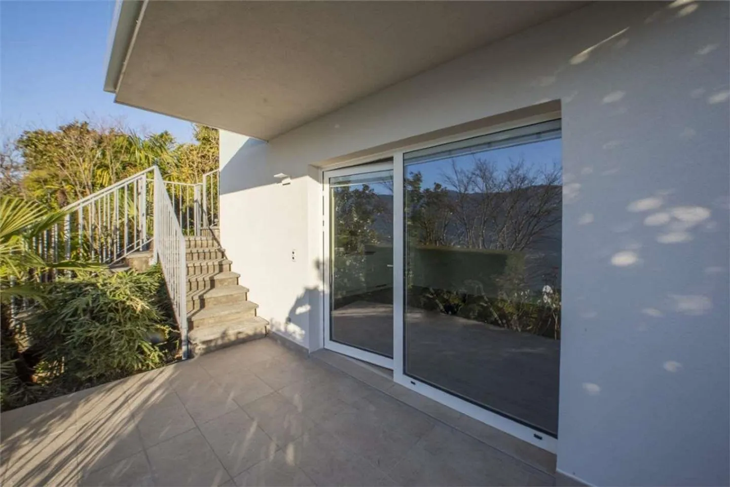 Studio avec vue sur le lac et jardin - Photo 3 sur 4