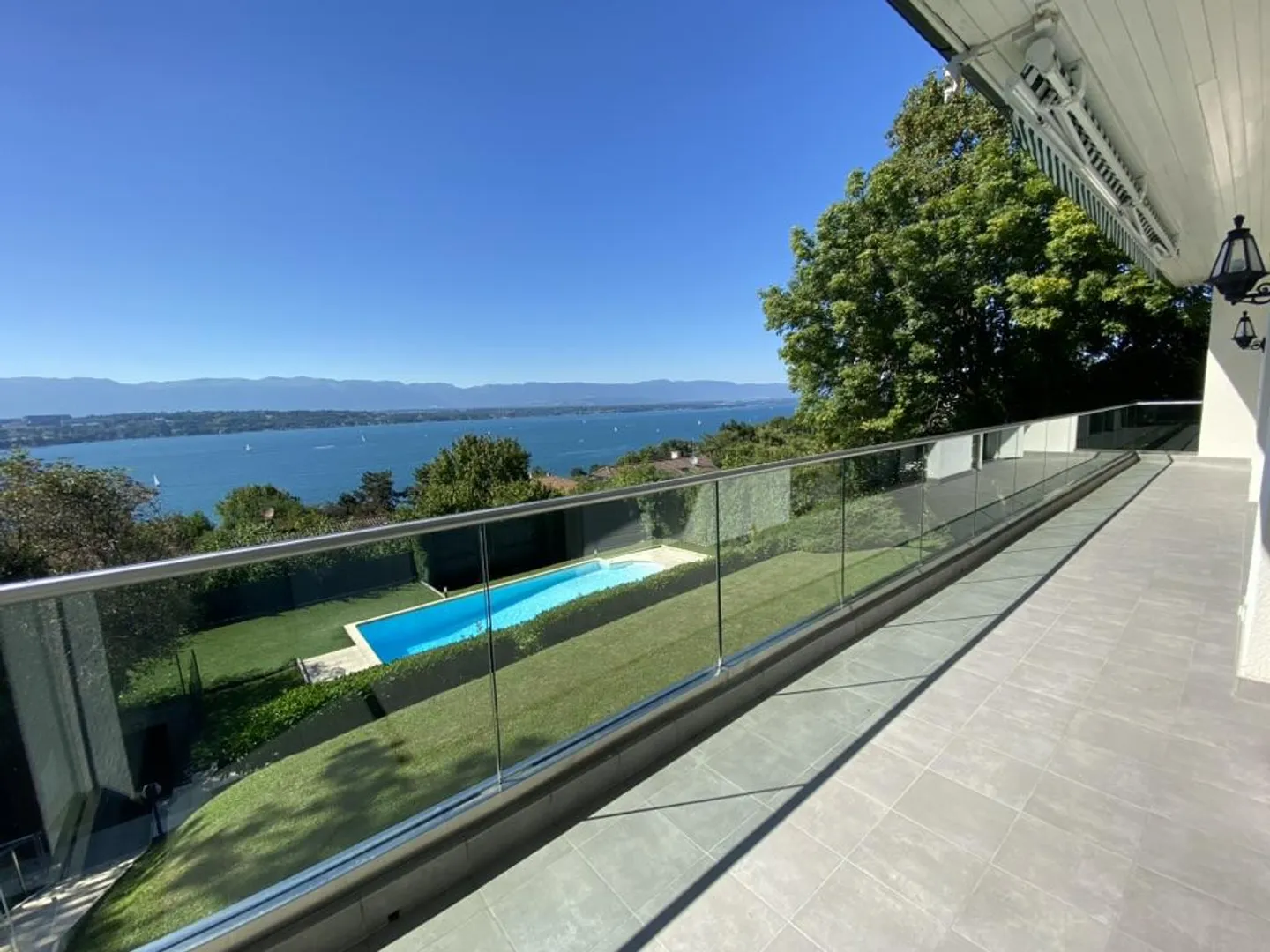 Maison Charmante avec Vue sur le Lac - Photo 1 sur 1