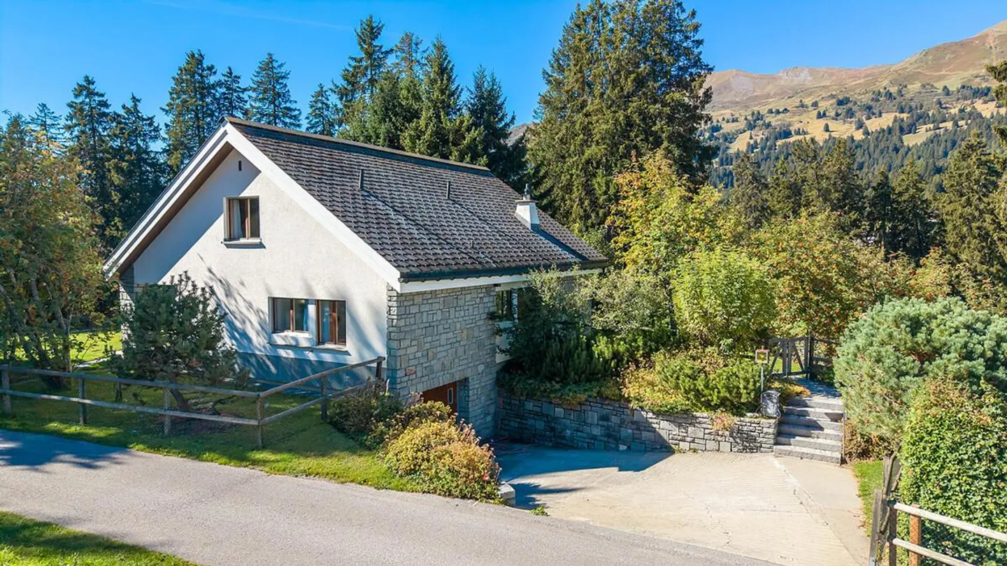Valbella: Einfamilienhaus mit vielseitigem Entwicklungspotenzial - Photo 1 of 6