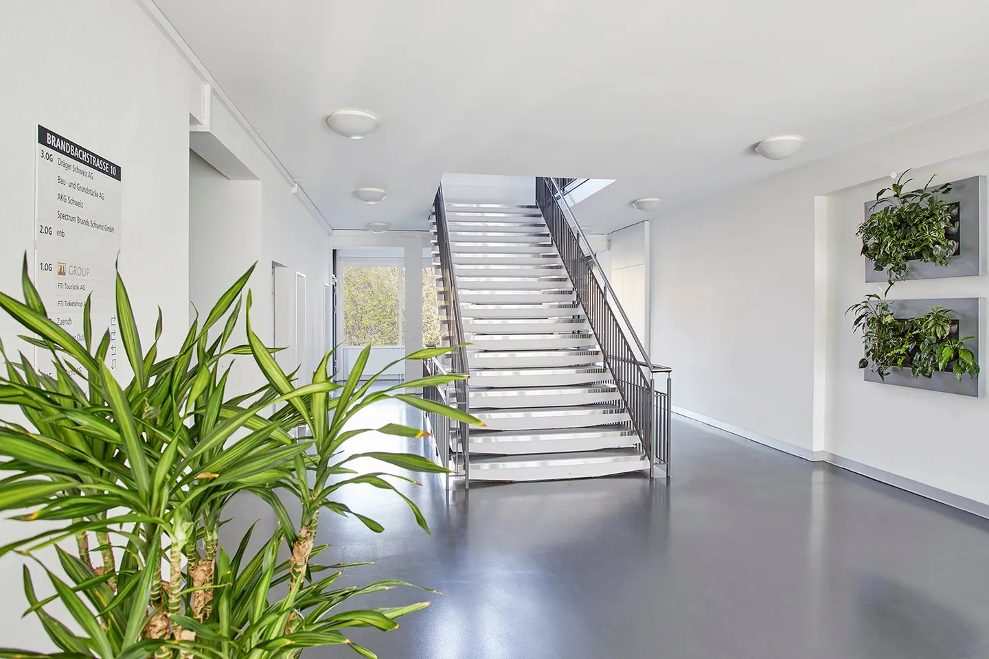 Office/Commercial Space in a High-Traffic Shopping and Industrial Area in Dietlikon - Photo 4 of 7