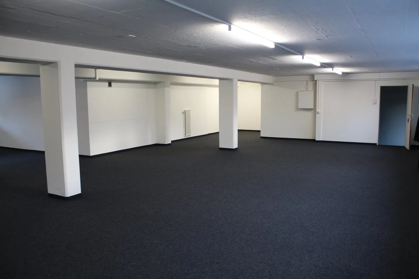 Office/Commercial Space in a High-Traffic Shopping and Industrial Area in Dietlikon - Photo 5 of 7