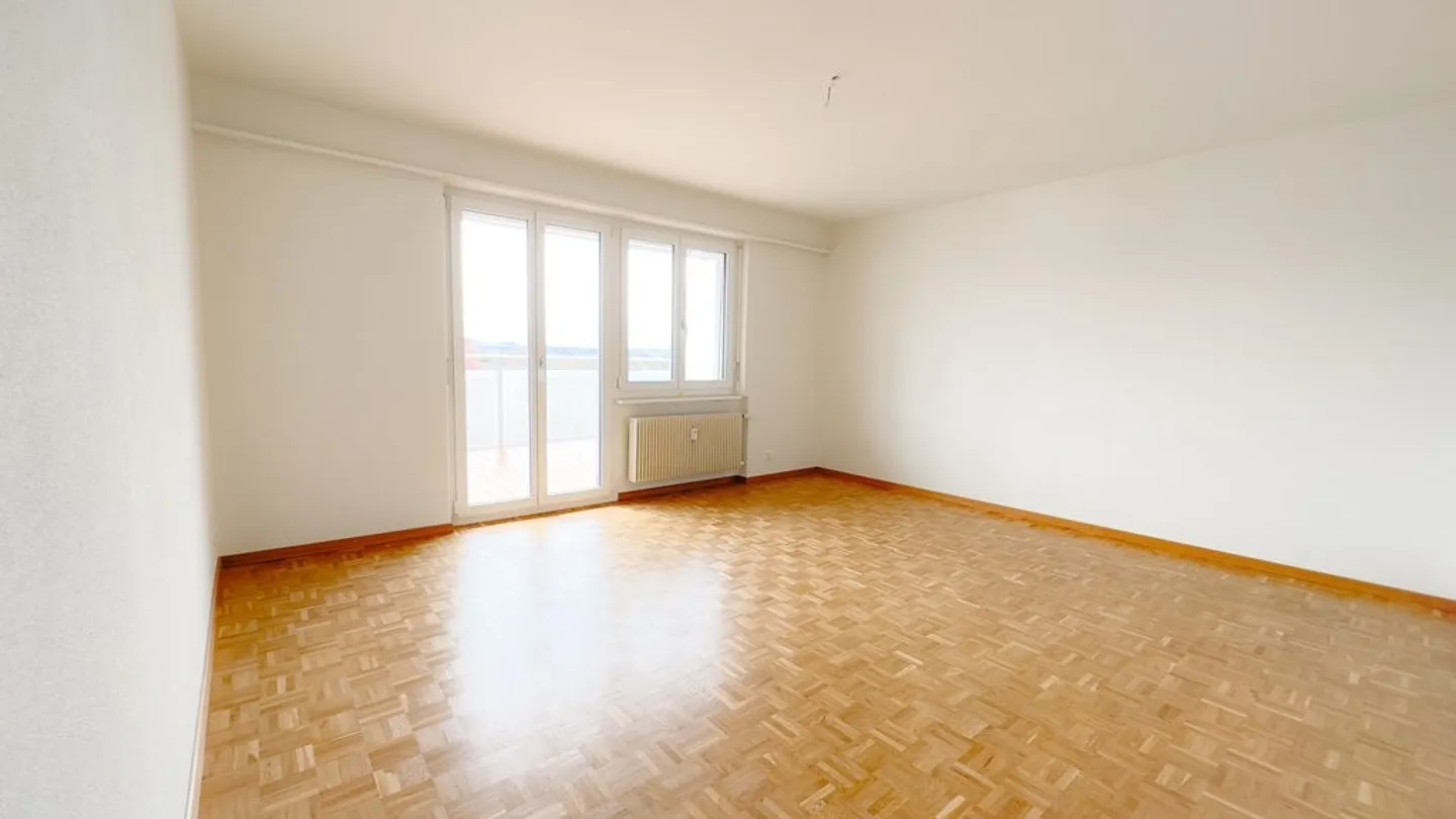 Completely renovated 4-room apartment with large balcony - Photo 5 of 12