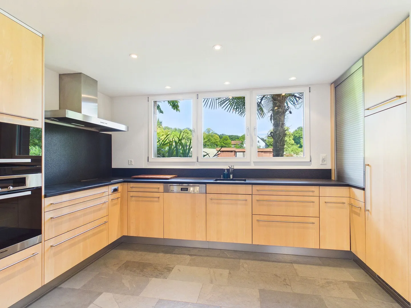 Spacious single-family house with light-flooded rooms in the best location - Photo 6 of 16