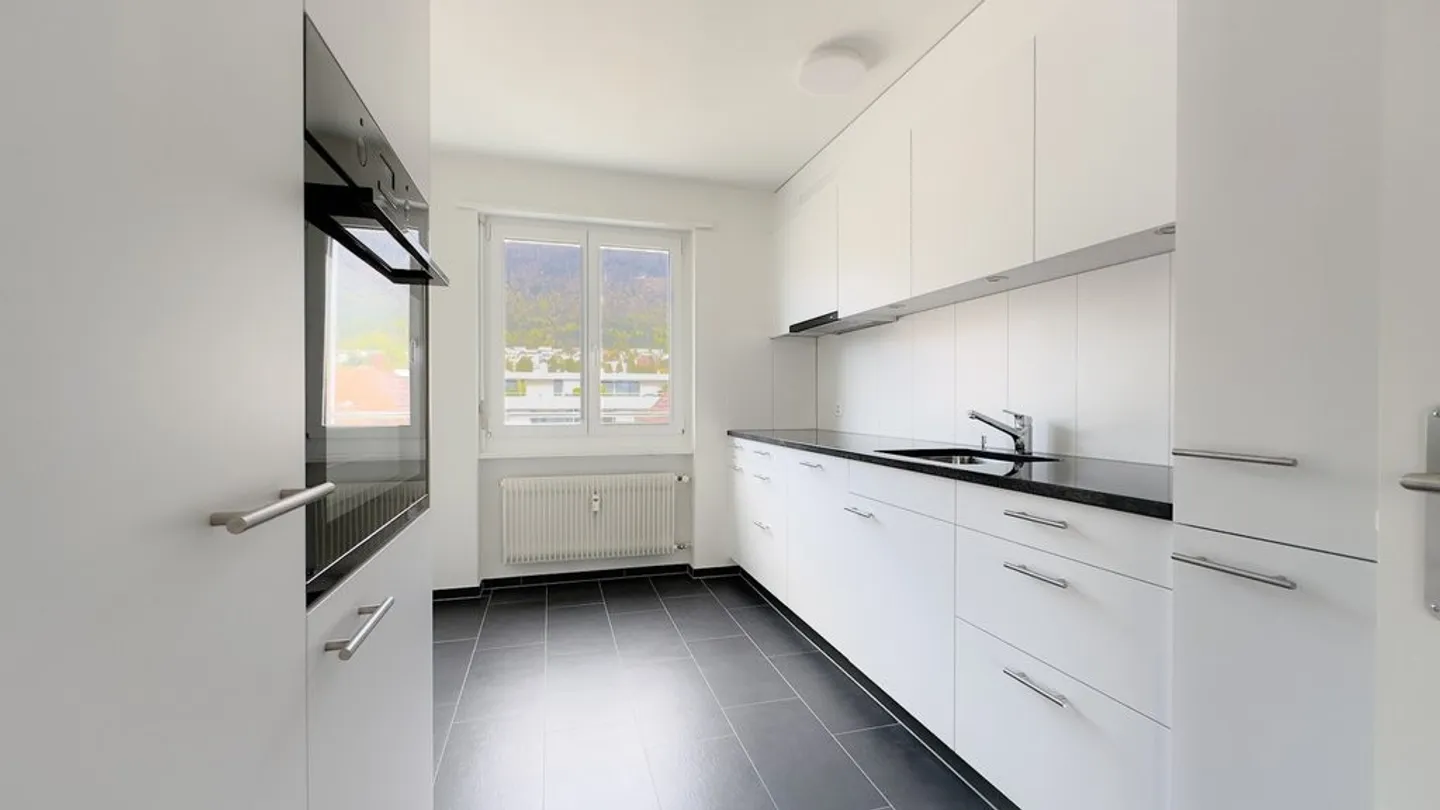 Completely renovated 4-room apartment with large balcony - Photo 2 of 12