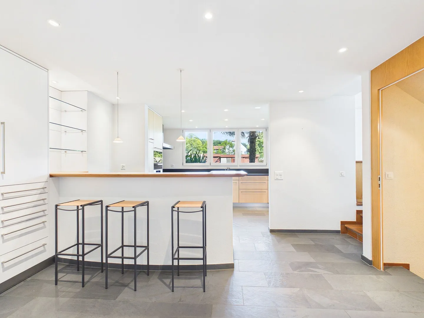 Spacious single-family house with light-flooded rooms in the best location - Photo 4 of 16