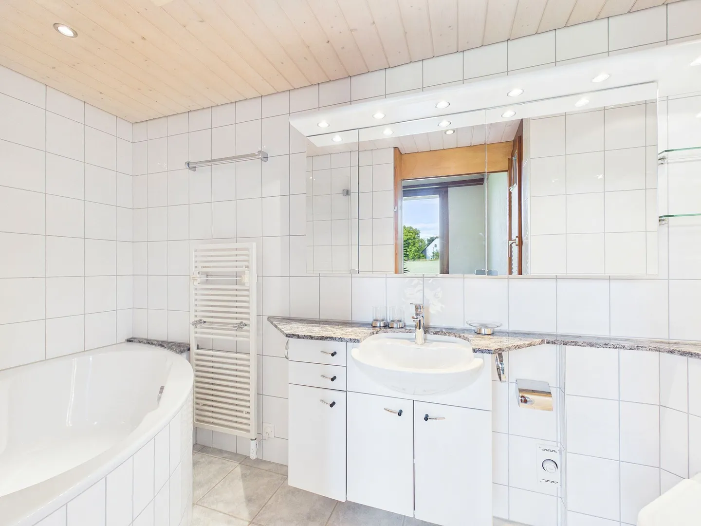 Spacious single-family house with light-flooded rooms in the best location - Photo 13 of 16