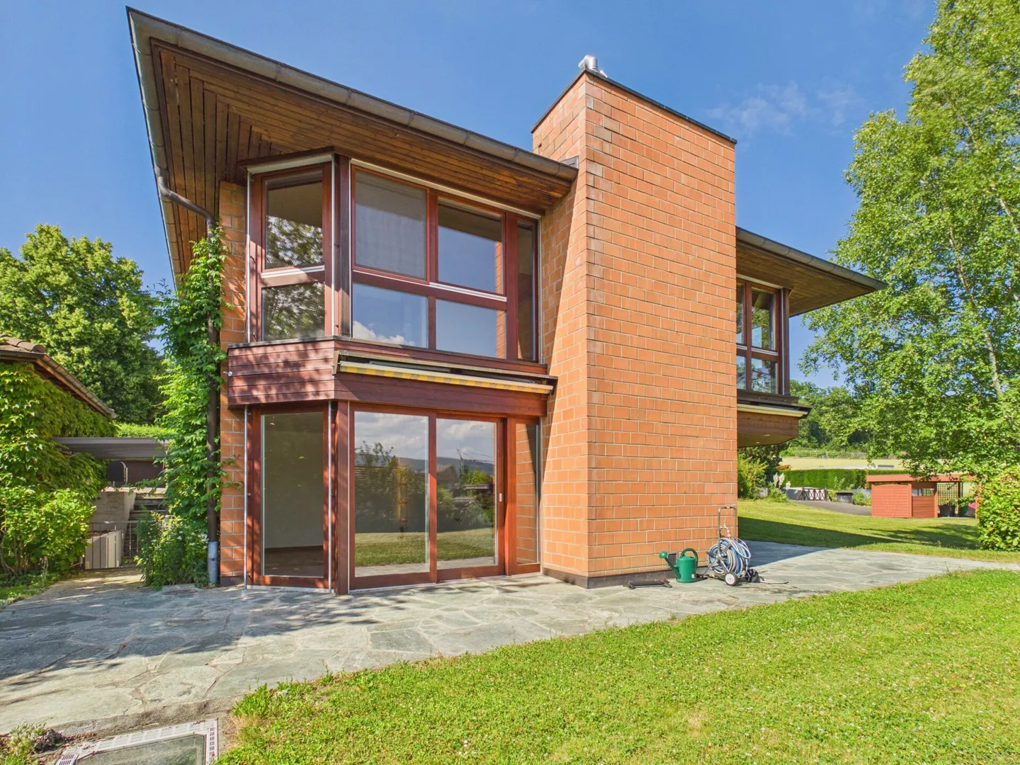 Spacious single-family house with light-flooded rooms in the best location - Photo 14 of 16