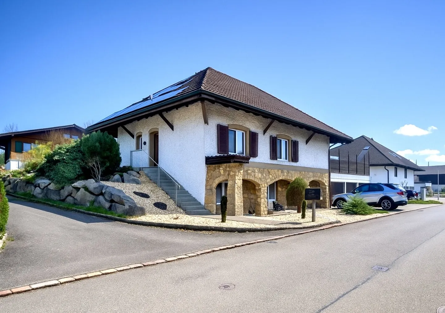 Bellissima e grande casa unifamiliare di 8,5 locali su strada privata con giardino - Foto 1 di 23