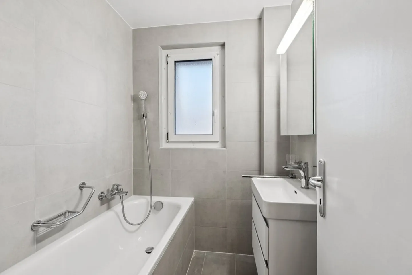 Schöne renovierte 4-Zimmer-Wohnung mit Balkon - Foto 3 von 10