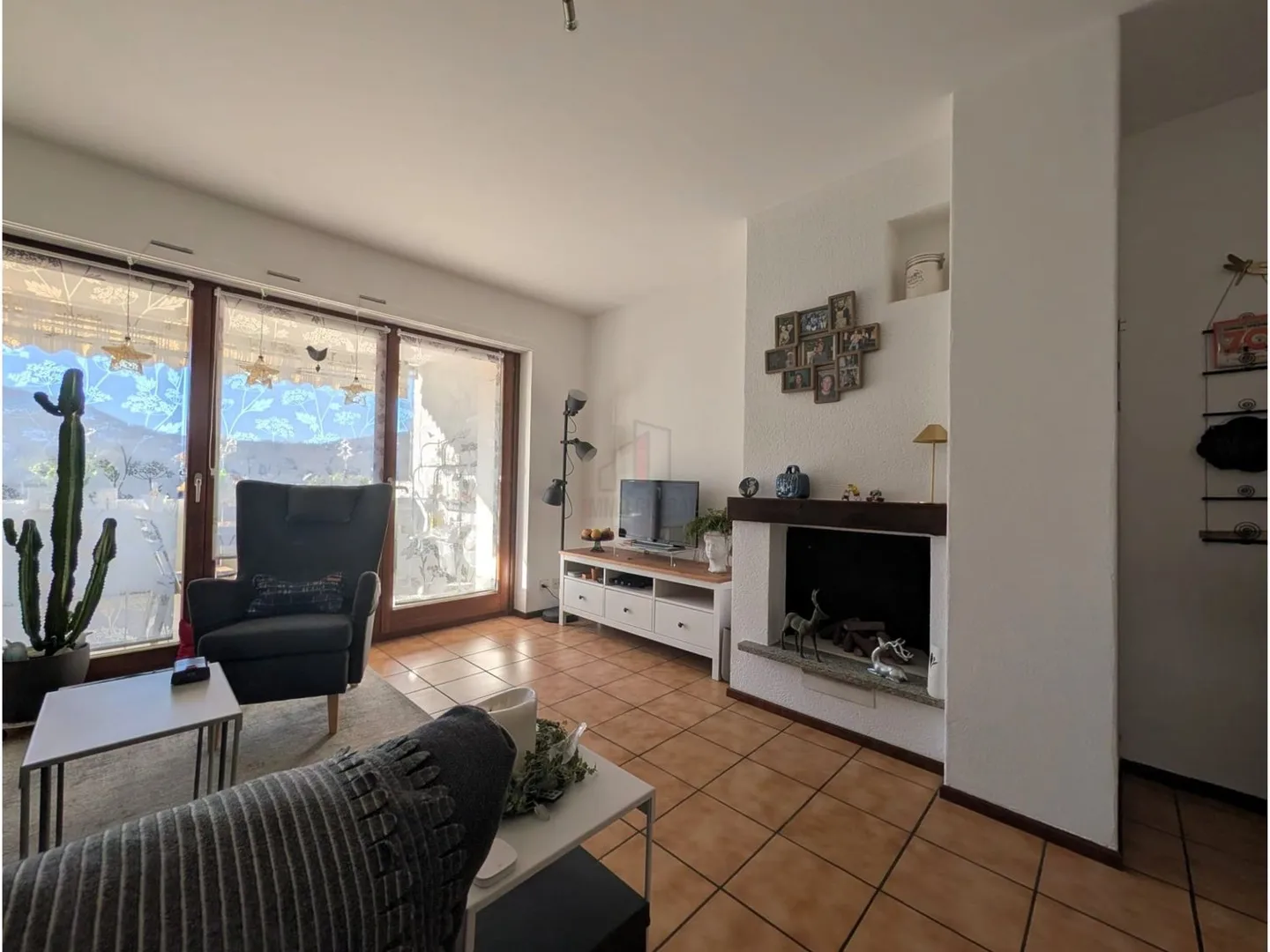 Charming Two-Room Apartment with Lake View and Yield (Primary Residence) - Photo 2 of 5