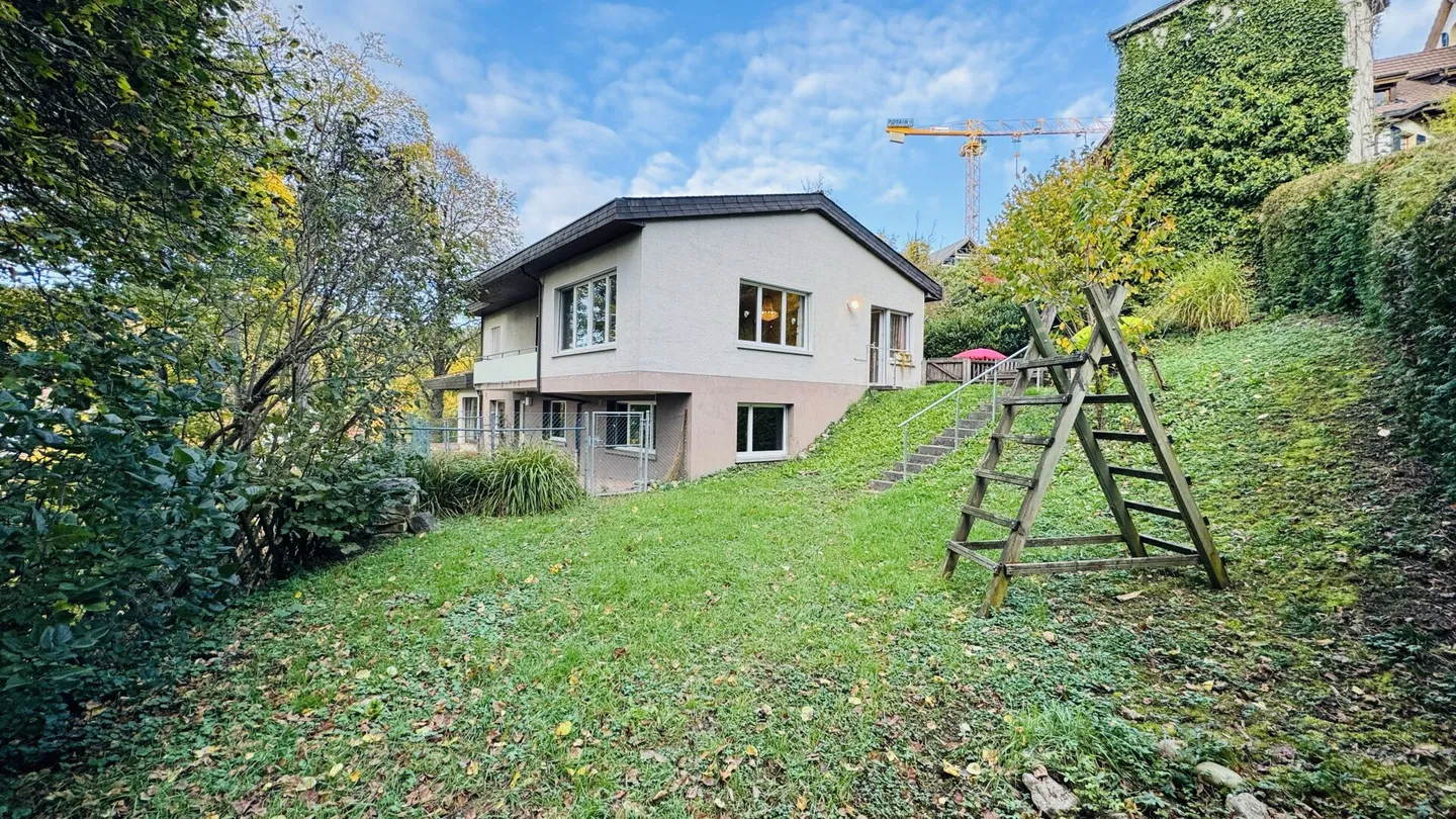 Detached 5.5-room house for 1-2 families - Garage, large garden, distant views - Photo 1 of 14