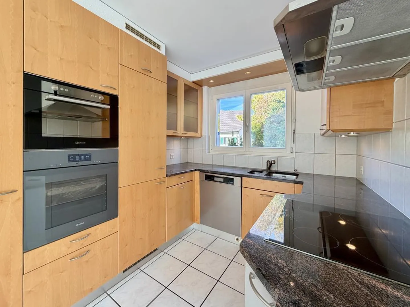 Spacious living in a quiet location with perfect infrastructure - Photo 2 of 12