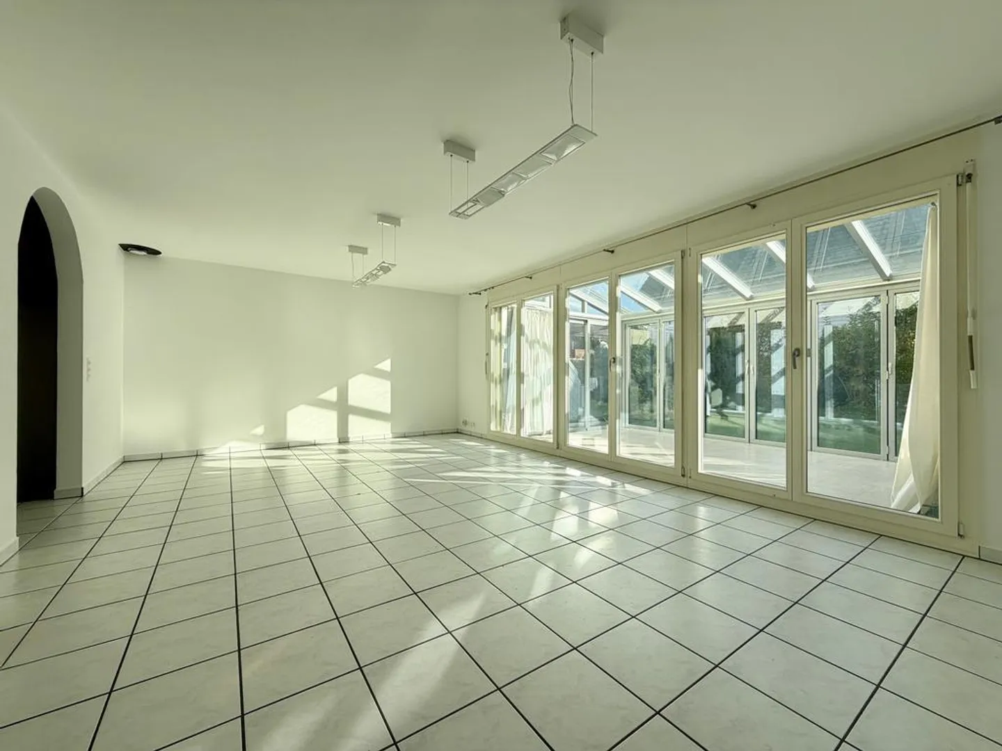 Spacious living in a quiet location with perfect infrastructure - Photo 3 of 12