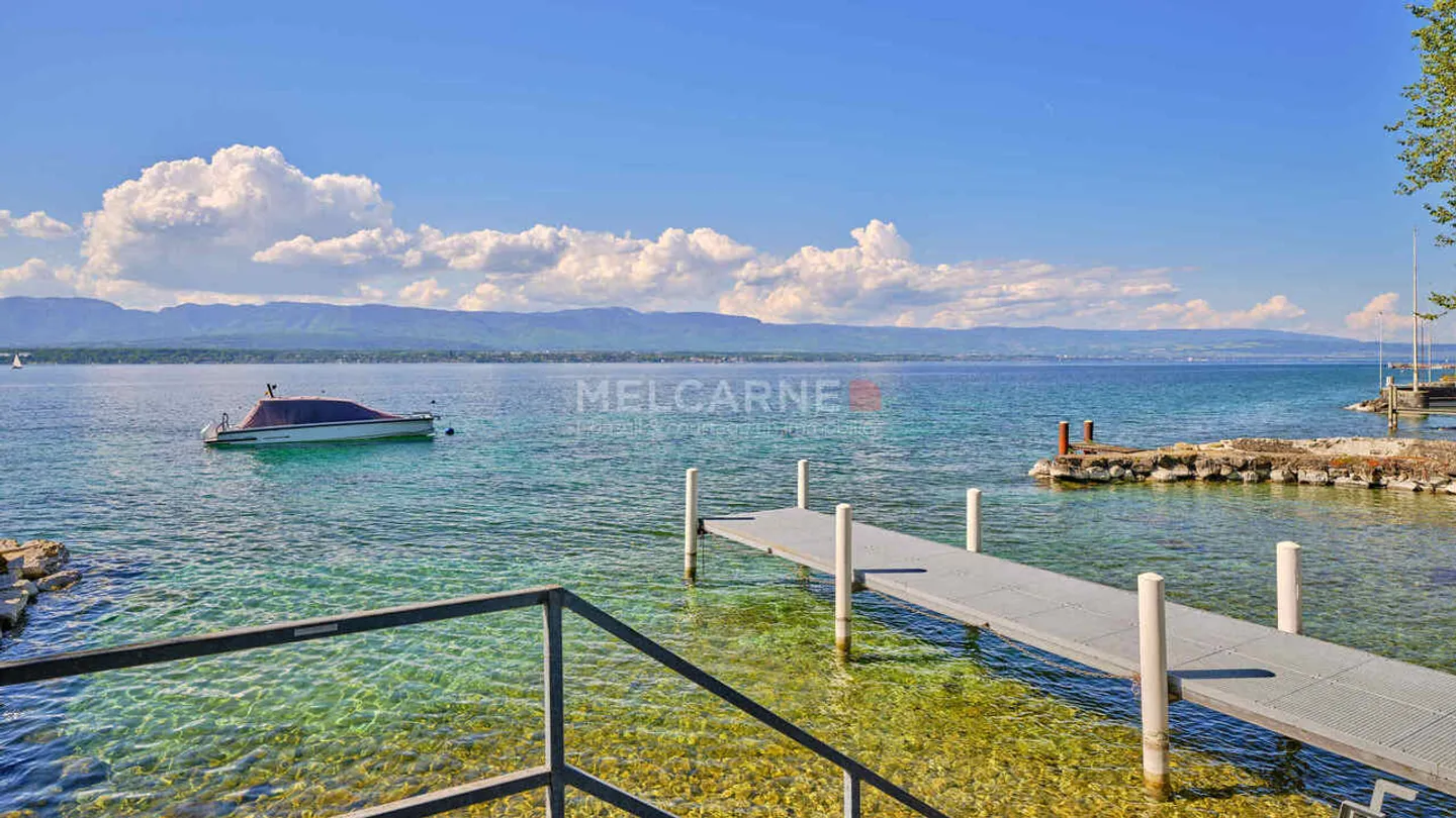 Villa indipendente con accesso privato al lago - Foto 1 di 10