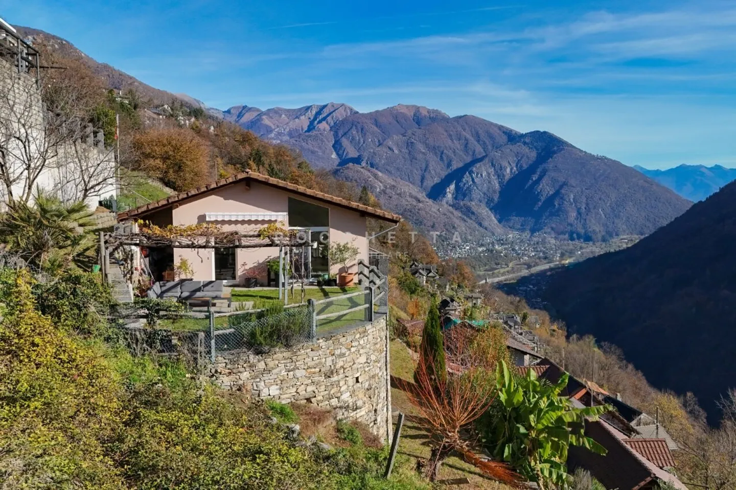 Single-family house with plenty of sun and fantastic views in the greenery - Photo 1 of 7
