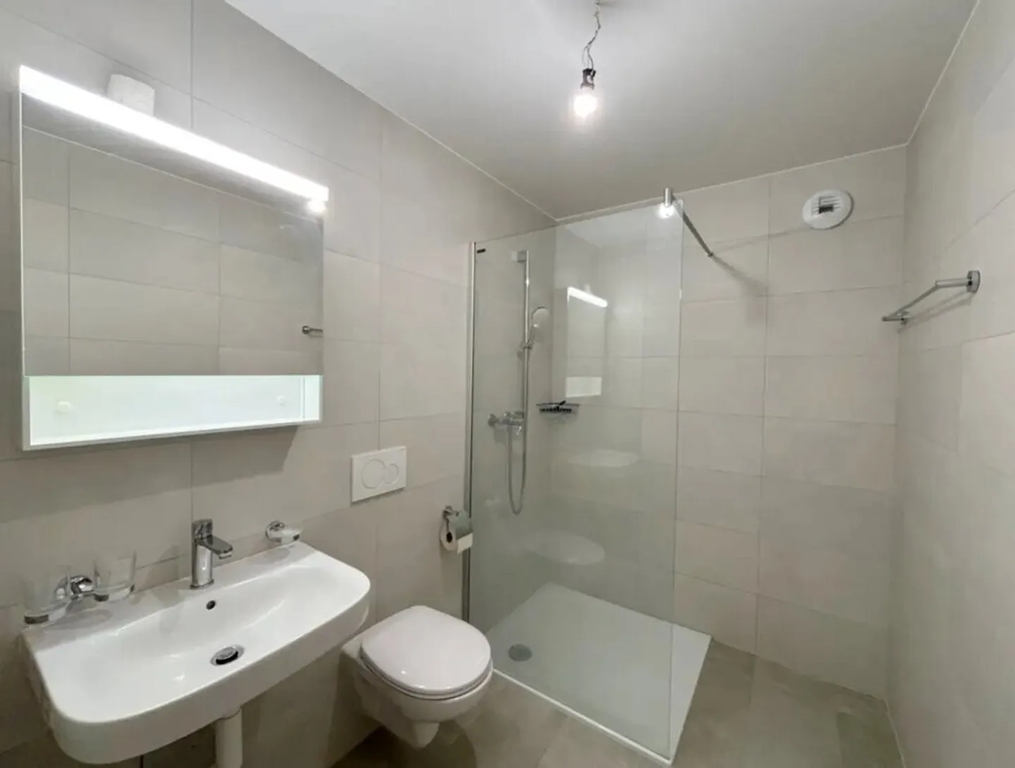 Beautiful modern apartment - Photo 3 of 4