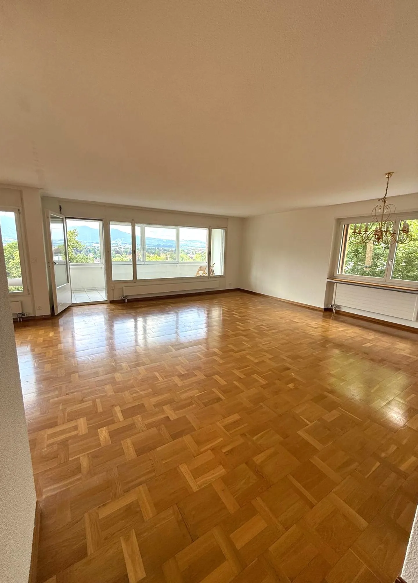 Grosszügige und helle 4.5-Zimmer-Wohnung mit Bergblick in Thun - Foto 4 von 18