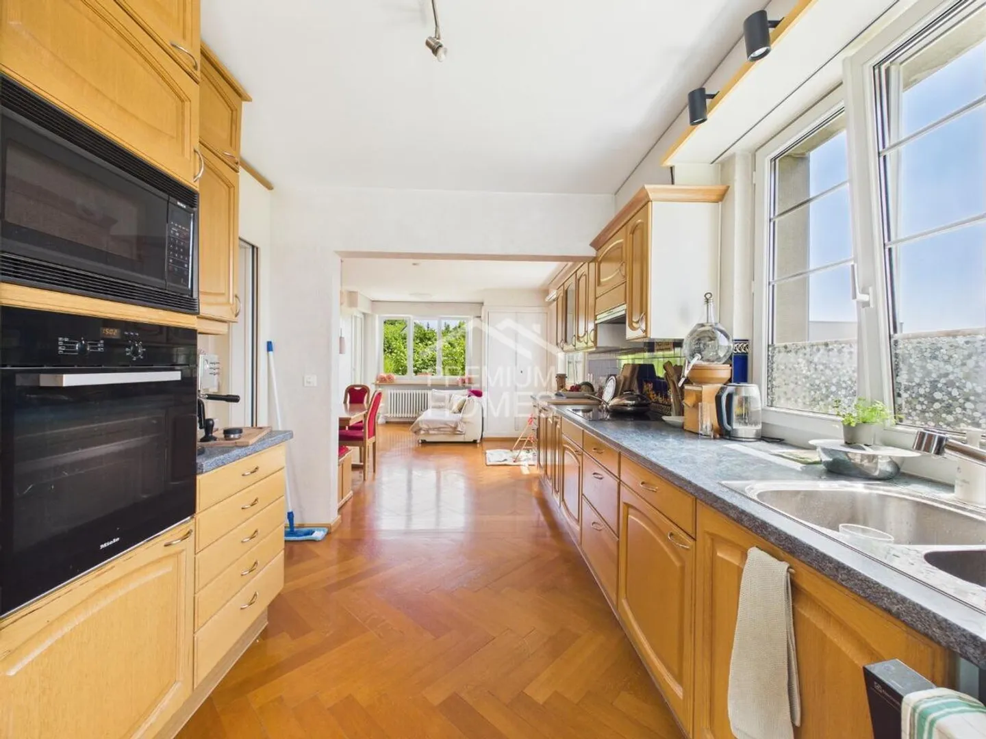 Living and Renting in an Exclusive Property - Photo 3 of 9