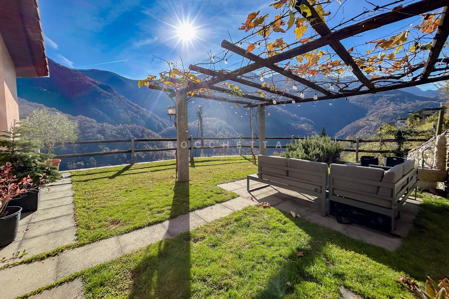 Single-family house with plenty of sun and fantastic views in the greenery - Photo 2 of 7
