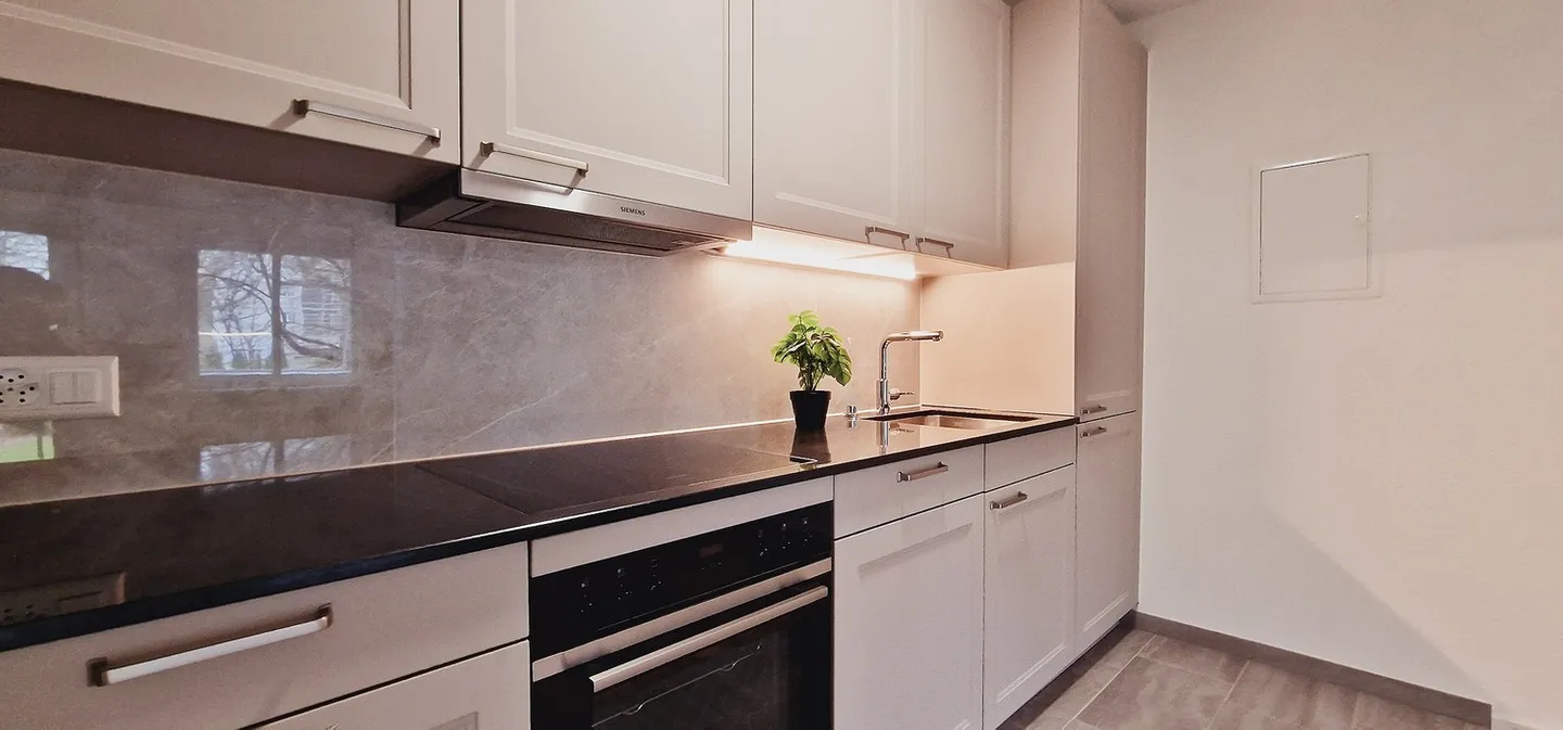 Modern furnished room - Photo 2 of 3