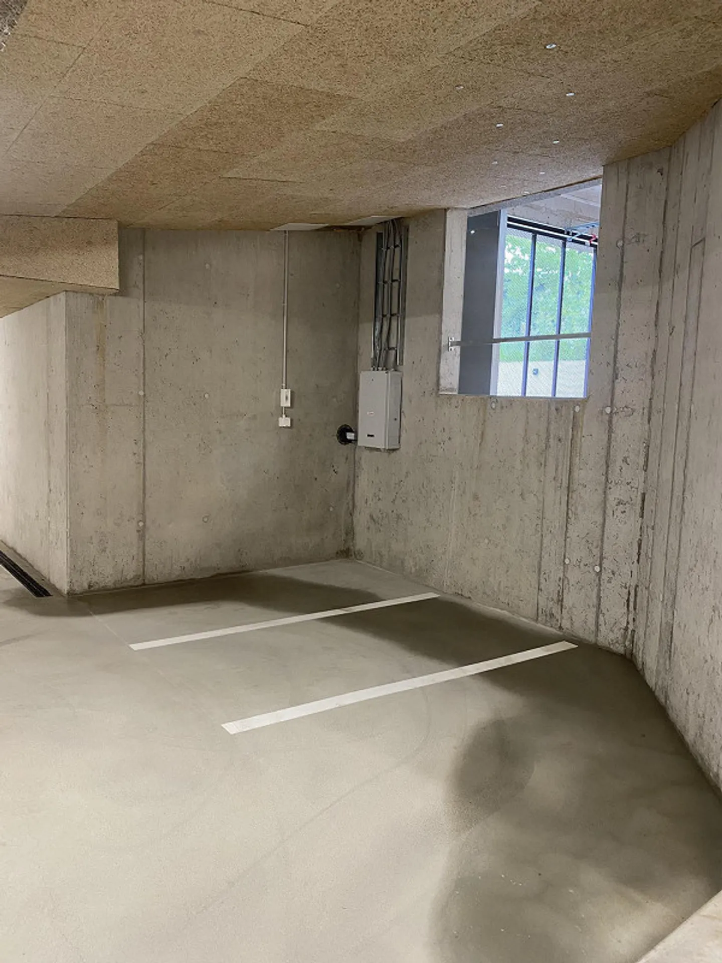 Places de stationnement pour petites voitures/motos avec connexion électrique à louer - Photo 3 sur 3