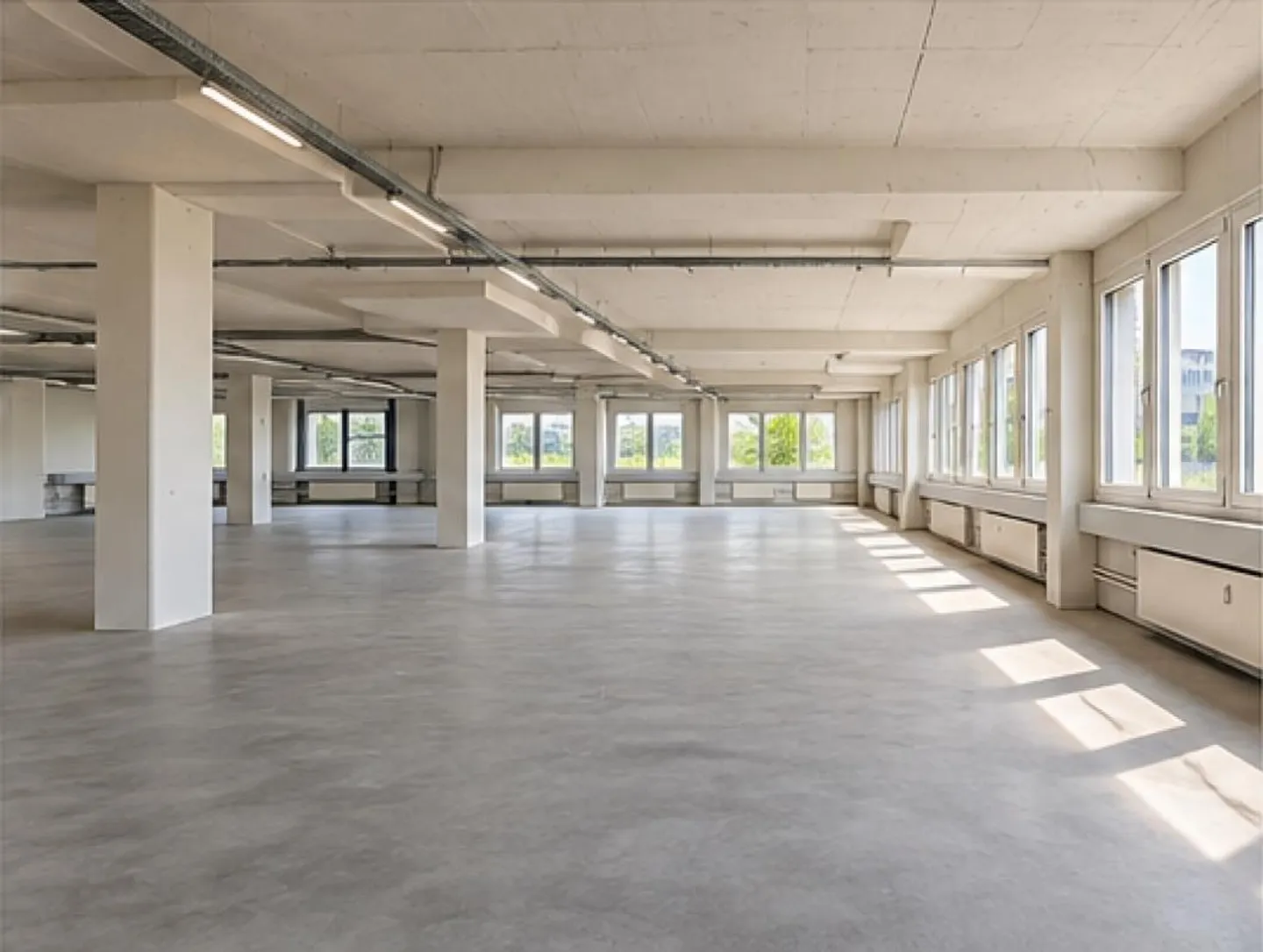 Storage space on the 1st floor with goods lift access for rent - Photo 2 of 6