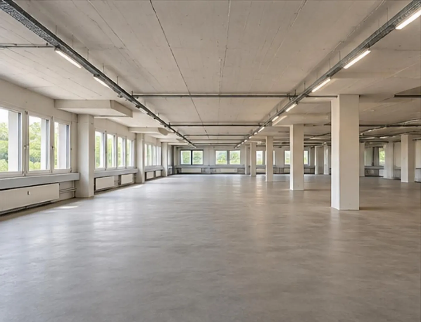 Storage space on the 1st floor with goods lift access for rent - Photo 3 of 6