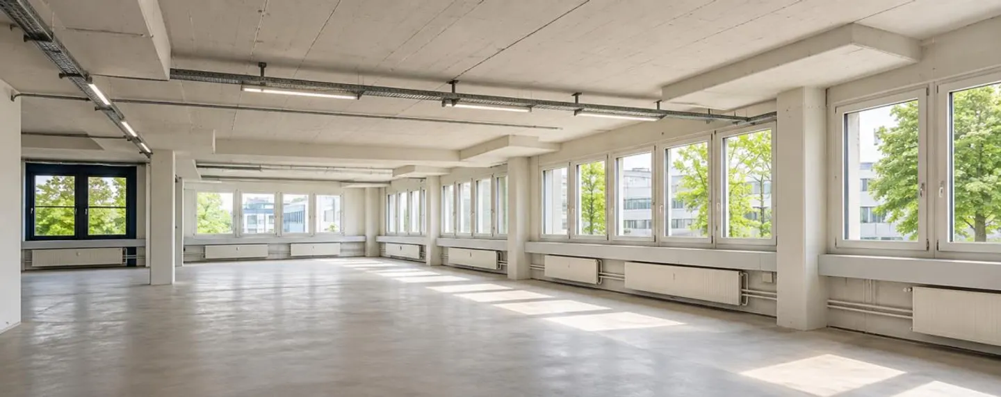 Storage space on the 1st floor with goods lift access for rent - Photo 1 of 6